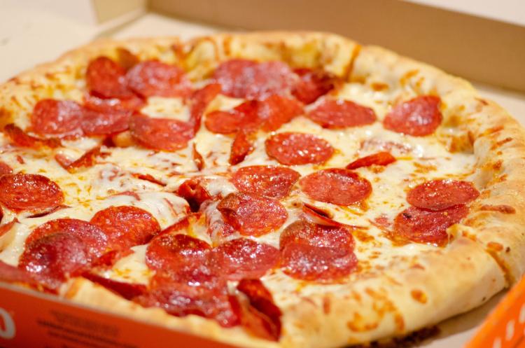 Ile kalorii ma pizza? Pizza jak z pizzerii