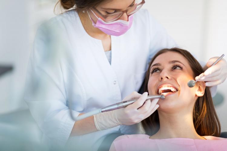 Dentysta NFZ ile się czeka? Kiedy możemy skorzystać z usług stomatologa bez oczekiwania w kolejce?